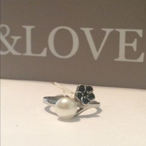 Beautiful Pearl imitation ring with flower 🌸